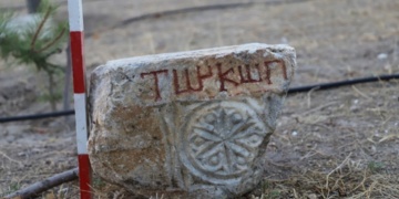 Konyada bir kilise parçasına kazınmış Turkopol yazısı bulundu