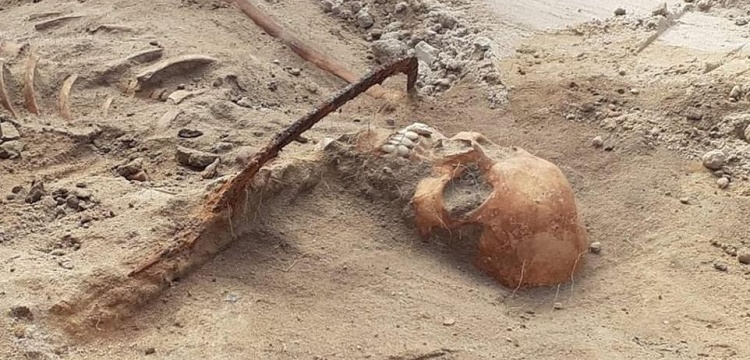 Boğazını kesecek şekilde bir orakla gömülmüş 'vampir' iskelet bulundu