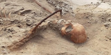 Boğazını kesecek şekilde bir orakla gömülmüş vampir iskelet bulundu
