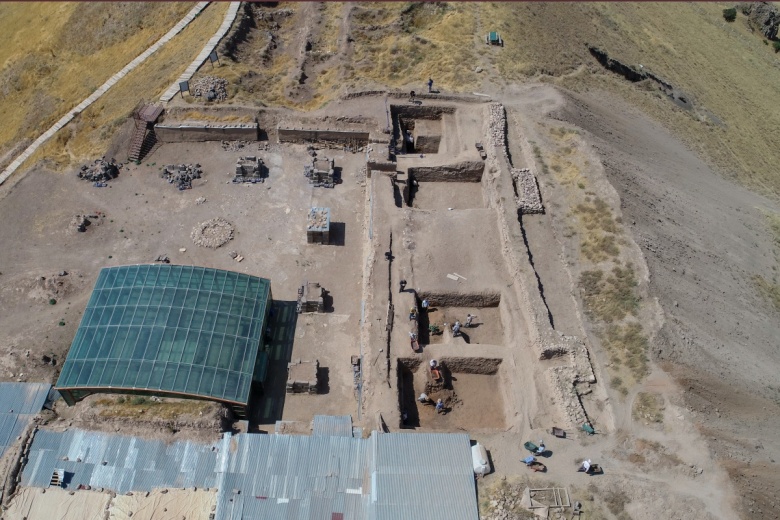 Arkeologlar Van'da bulunan Urartu kraliyet çöplerini didik didik ediyor