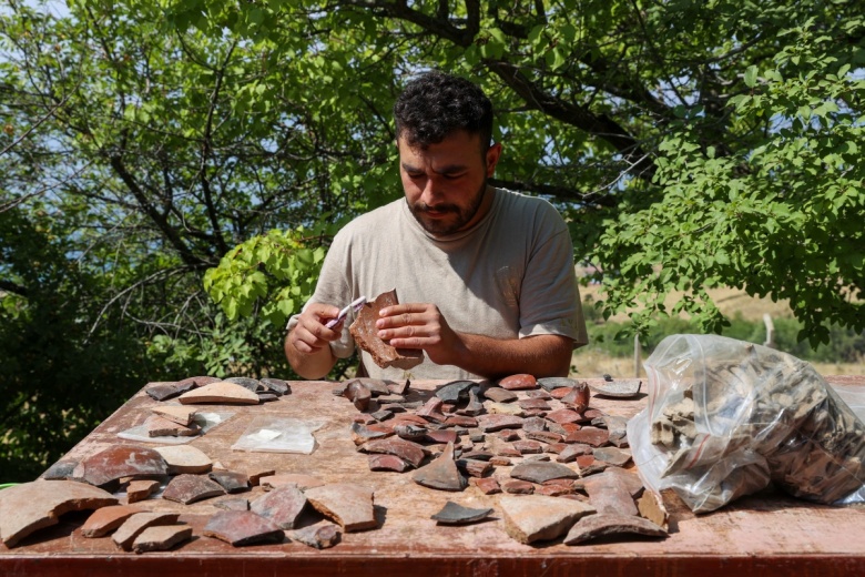 Arkeologlar Van'da bulunan Urartu kraliyet çöplerini didik didik ediyor