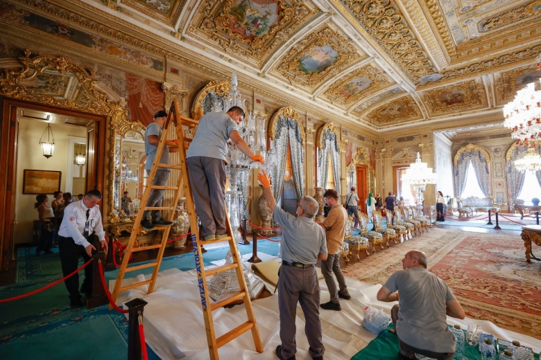 Dolmabahçe Sarayı'nın nazar değmesin dedirten şamdanları