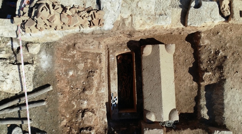 Adıyaman'daki Perre Antik Kentinde içinden 4 iskelet çıkan sandık mezar