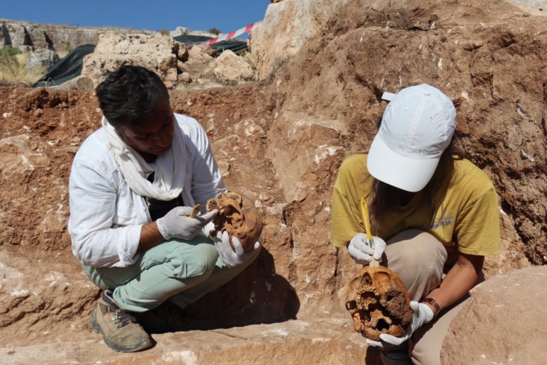 Adıyaman'daki Perre Antik Kentinde içinden 4 iskelet çıkan sandık mezar