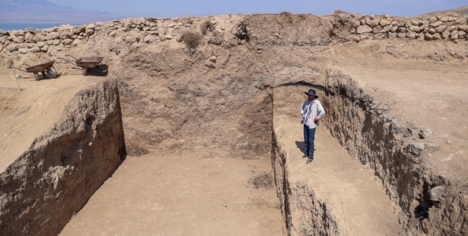 Ayanis Kalesinde bulunan kraliyet odalarındaki arkeolojik çalışmalar sürüyor
