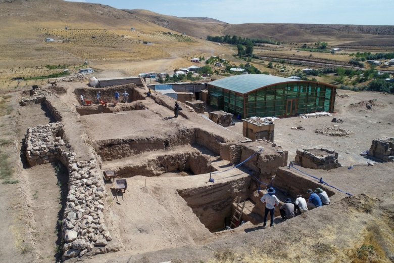 Ayanis Kalesi'nde bulunan kraliyet odalarındaki arkeolojik çalışmalar sürüyor
