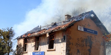 Tarihi Kabaklar tren istasyonu yangında zarar gördü