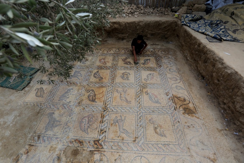 Filistinli çiftçinin Gazze’deki tarlasında keşfedilen Bizans mozaiği
