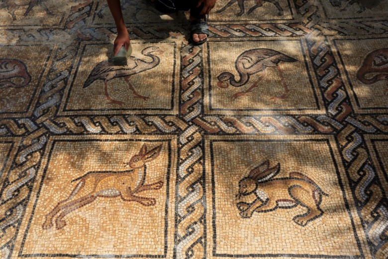 Filistinli çiftçinin Gazze’deki tarlasında keşfedilen Bizans mozaiği
