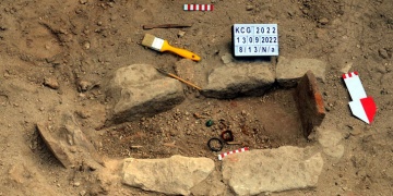 İstanbulda içinde bilezik ve çıngırak olan 1500 yıllık bir çocuk mezarı keşfedildi