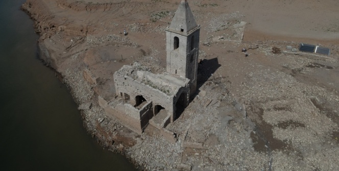 İspanyada kuraklık sonrası su yüzüne çıkan tarihi manastırın görüntüleri