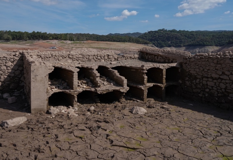 İspanya'da kuraklık sonrası su yüzüne çıkan tarihi manastırın görüntüleri