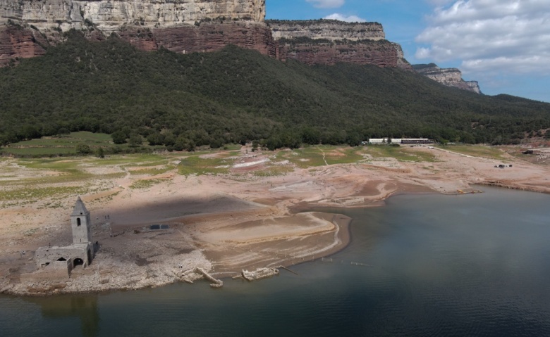 İspanya'da kuraklık sonrası su yüzüne çıkan tarihi manastırın görüntüleri