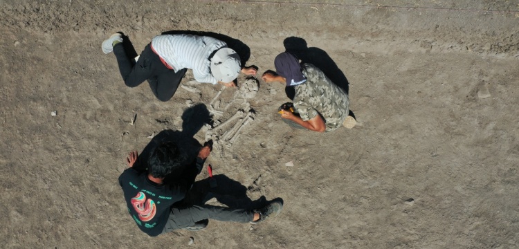 Maraş'ta neolitik çağda koyun kemikleri ile gömülmüş kadın iskeleti bulundu