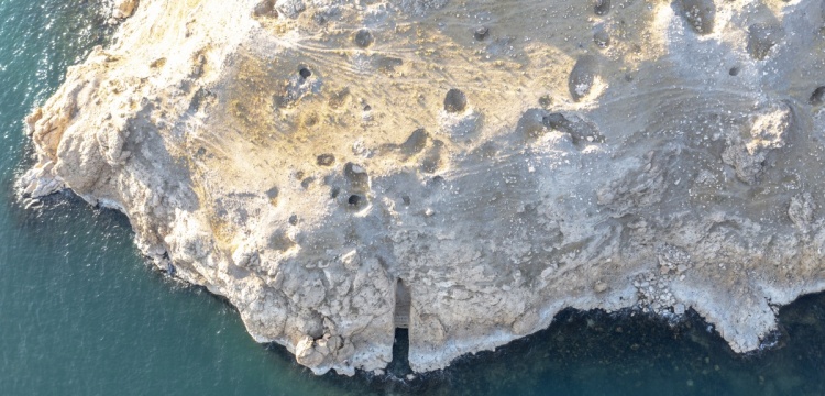 Van Gölü'nün suları çekilince, kayaya oyulmuş Urartu limanı ortaya çıktı