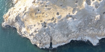 Van Gölünün suları çekilince, kayaya oyulmuş Urartu limanı ortaya çıktı
