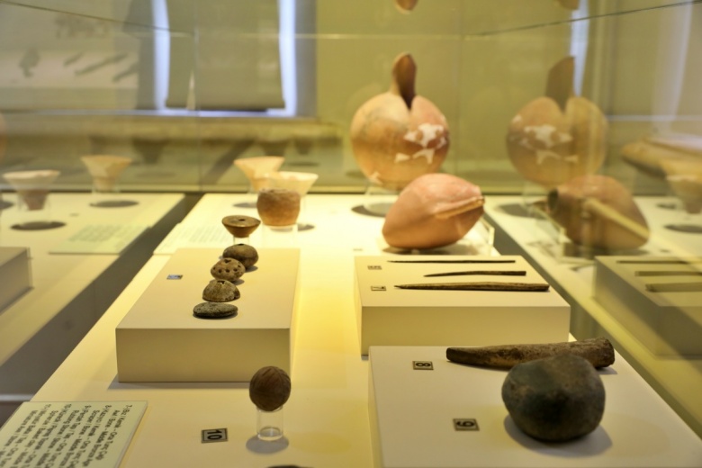 İkiztepe Höyüğü'nden çıkan eserler Samsun Arkeoloji Müzesi ve Bafra Müzesi'nde sergileniyor