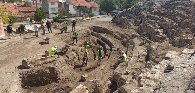 Zile Kalesi antik tiyatrosunun basamakları toprak altından çıkarıldı