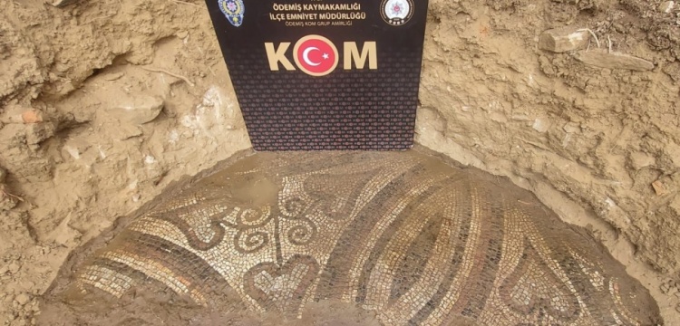 İzmir'de bir tarlada bulunan 2 bin yıllık mozaik satılmak istenirken kurtarıldı