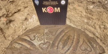 İzmirde bir tarlada bulunan 2 bin yıllık mozaik satılmak istenirken kurtarıldı