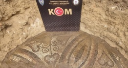 İzmirde bir tarlada bulunan 2 bin yıllık mozaik satılmak istenirken kurtarıldı