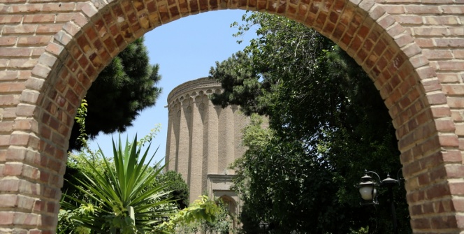Büyük Selçuklu Sultanı Tuğrul Beyin İrandaki türbesi: Tuğrul Kulesi