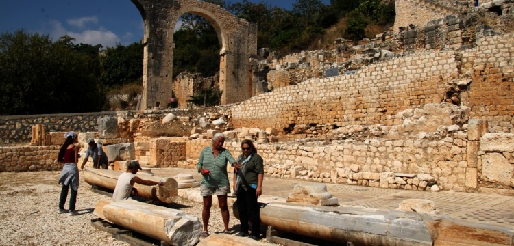 Arkeologlar, Elaiussa Sebaste Hamamının sütunlarını ayağa kaldırmaya çalışıyor
