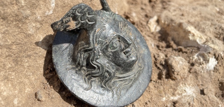 Adıyaman'da üzerinde Medusa başı olan 1800 yıllık askeri madalya bulundu