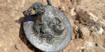 Adıyamanda üzerinde Medusa başı olan 1800 yıllık askeri madalya bulundu