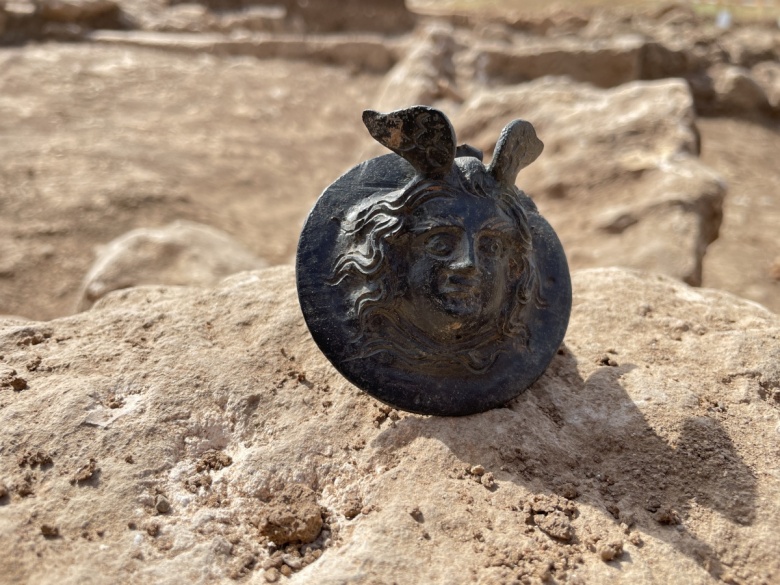 Perre Antik Kenti'nde Medusa başlı askeri madalya bulundu