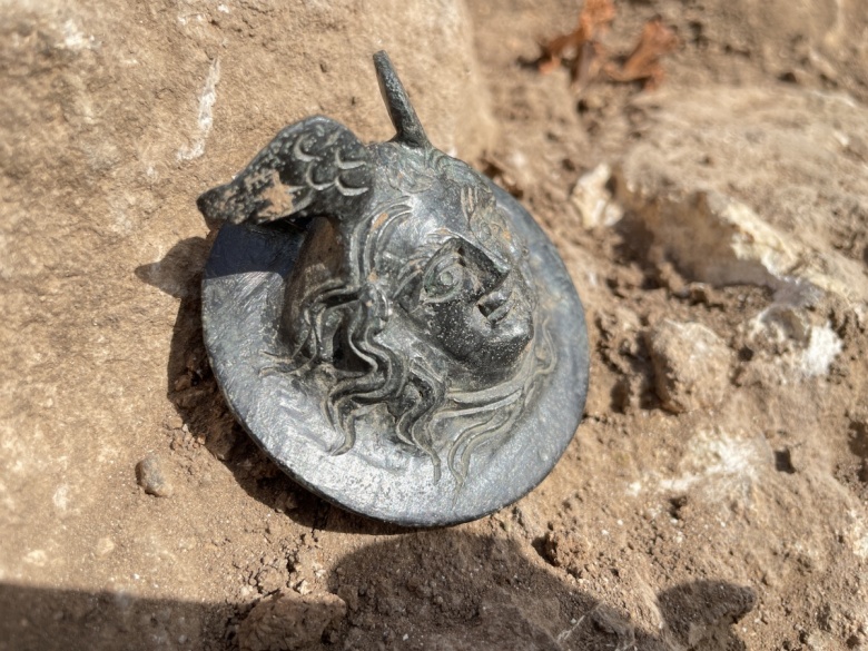 Perre Antik Kenti'nde Medusa başlı askeri madalya bulundu