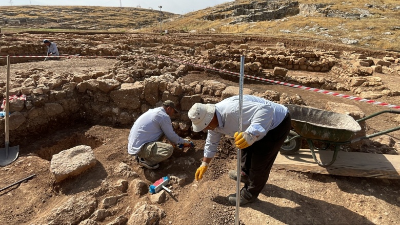 Perre Antik Kenti'nde Medusa başlı askeri madalya bulundu