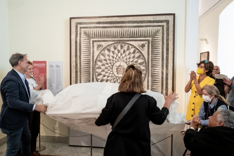 Napoli Ulusal Arkeoloji Müzesi 2 bin yıllık Medusa başlı mozayiği ziyarete açtı