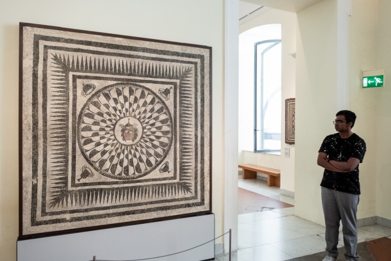Napoli Ulusal Arkeoloji Müzesi 2 bin yıllık Medusa başlı mozayiği ziyarete açtı