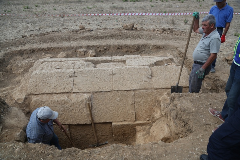 Milaslı çiftçi, tarla sürerken 2400 yıllık Hellenistik oda mezar keşfedilmesini sağladı