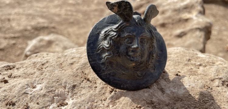 Adıyamandaki arkeoloji kazılarında Medusa başlı askeri madalyon bulundu