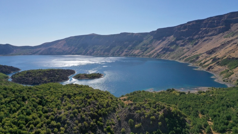 Bitlis'teki Nemrut Jeoparkı'ndaki binlerce yıllık lav yanıkları ve volkan gölleri