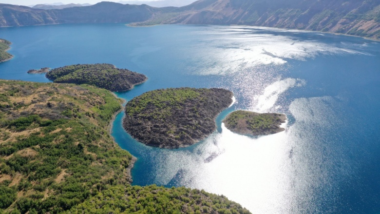 Bitlis'teki Nemrut Jeoparkı'ndaki binlerce yıllık lav yanıkları ve volkan gölleri