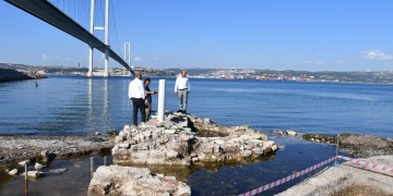 Yalovada arkeologlar Osmanlı ve Roma deniz fenerlerini denizden çıkartıyor