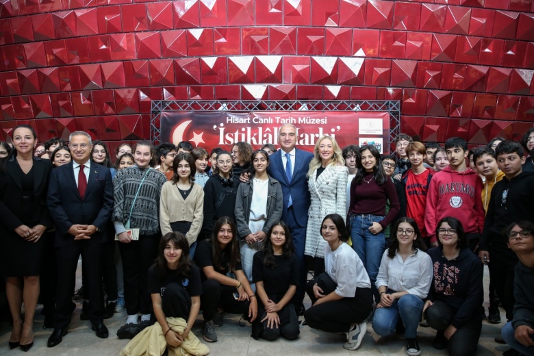 Hisart imzalı İstiklal Harbi sergisi  Atatürk Kültür Merkezi'nde ziyarete açıldı