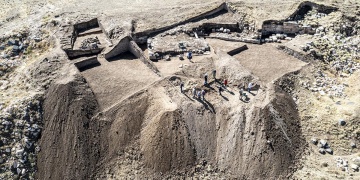 Vandaki gizemli kentte binlerce yıl bozulmadan kalmış kerpiç surlar bulundu