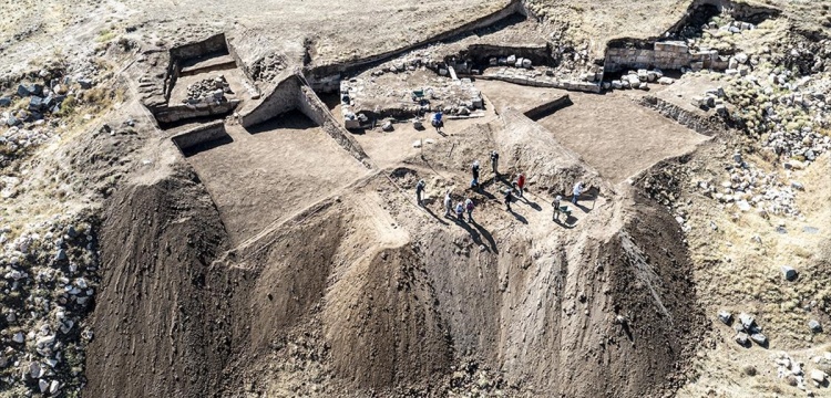 Vandaki Zernaki Tepe kazılarında 6 metrelik sur kalıntısı ortaya çıkarıldı