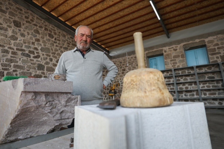 16 yaşından beri Bergama arkeolojisi için ter döken antik taş ustası: Selim Baskın