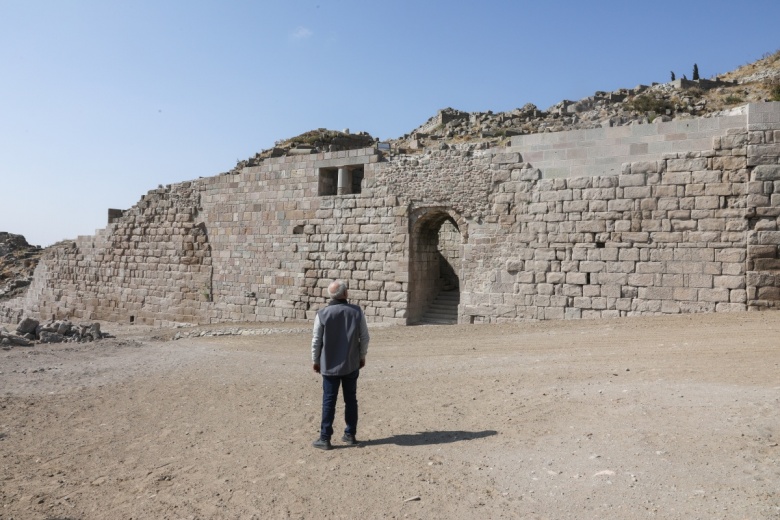 16 yaşından beri Bergama arkeolojisi için ter döken antik taş ustası: Selim Baskın