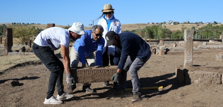 Ahlat Selçuklu Meydan Mezarlığı'nda bu yıl 40 çocuk mezarı bulundu