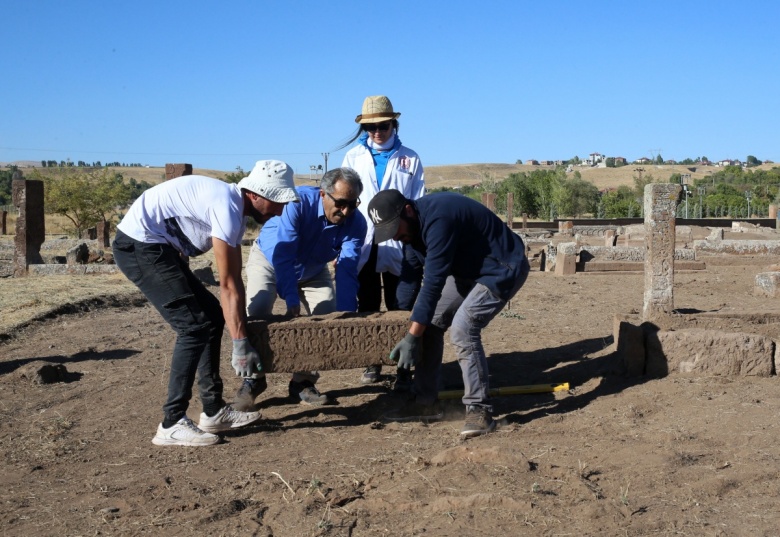 Ahlat'ta 2022 arkeoloji kazılarında 40'ı çocuk 108 Selçuklu mezarı bulundu