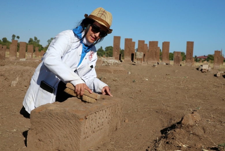 Ahlat'ta 2022 arkeoloji kazılarında 40'ı çocuk 108 Selçuklu mezarı bulundu