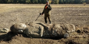Kırgız çiftçi Issık Göl bölgesinde patates ekerken dev tarihi heykel buldu