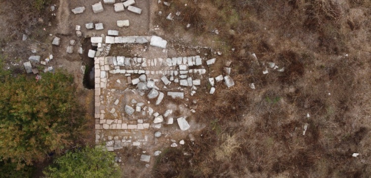 Bursa'da Apollonia ad Rhyndacum Antik Kenti'ndeki tapınakta kazılar sürüyor