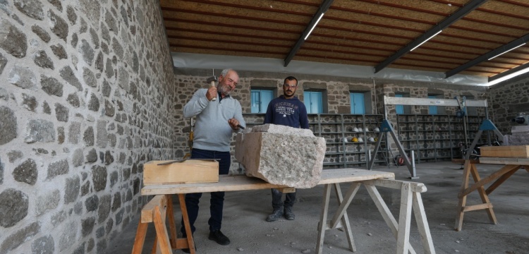 Selim usta 44 yıldır Bergama Antik Kentide çıkan eserleri restore ediyor